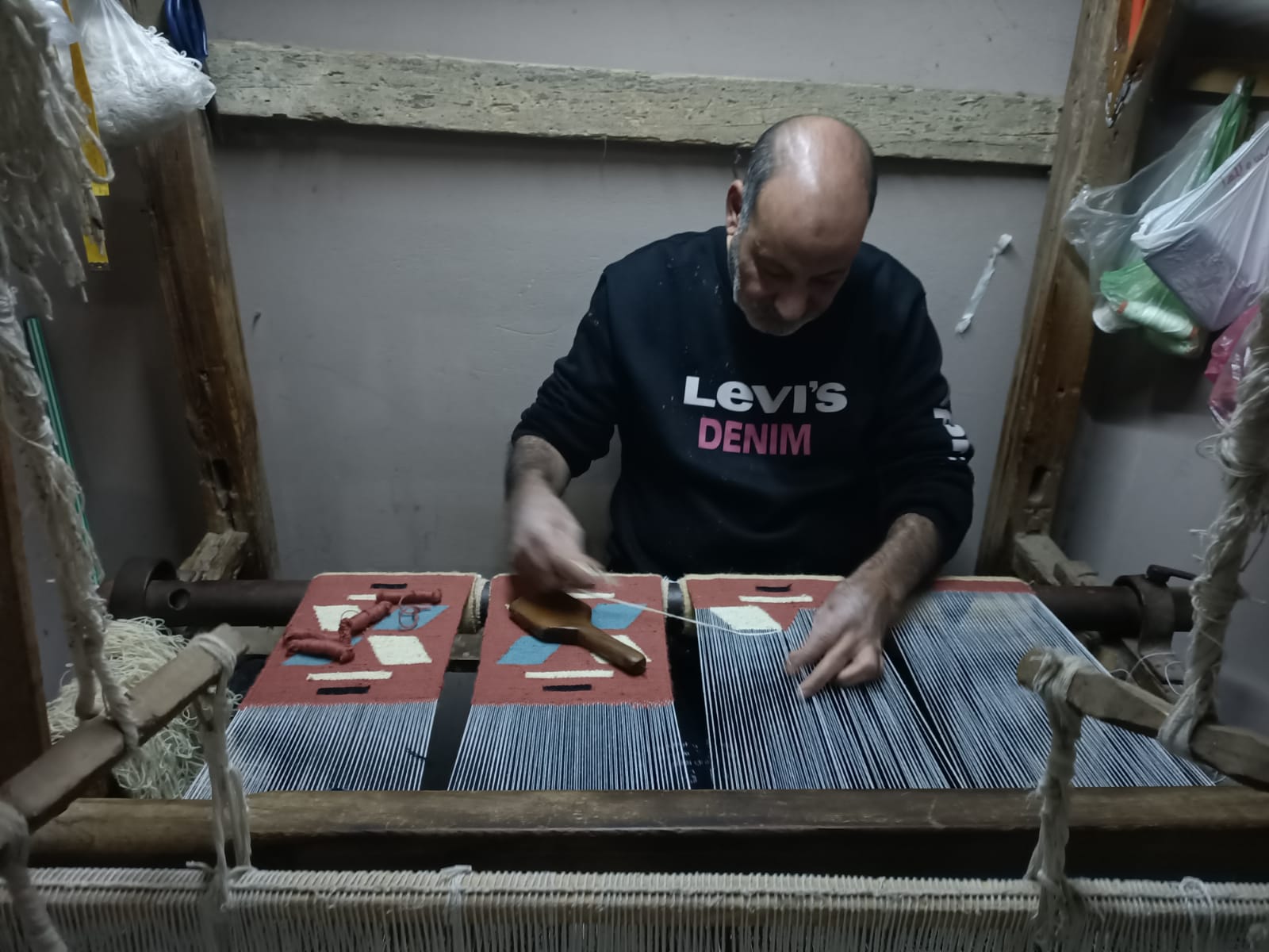 عم حسن أقدم صانعى الكليم اليدوى  (6)