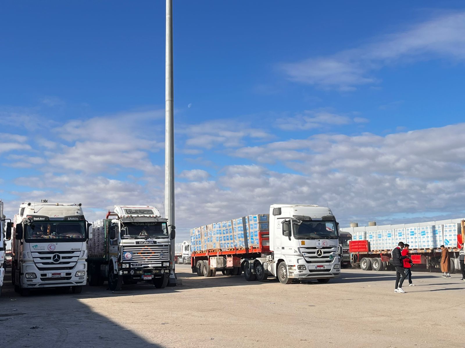 الإمدادات الإغاثية تتواصل لقطاع غزة من معبر رفح