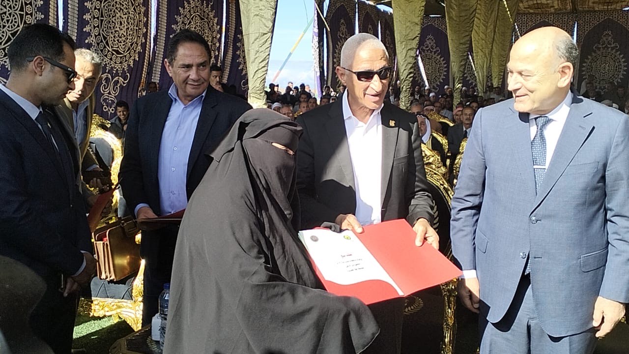 تسليم العقود تسليم العقود