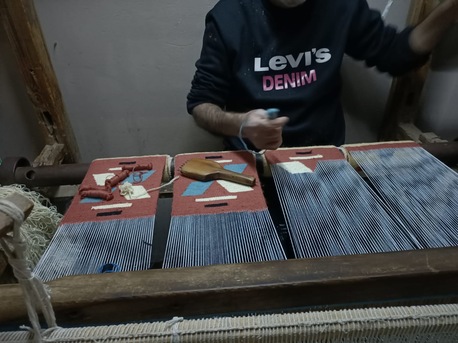 عم حسن أقدم صانعى الكليم اليدوى  (2)