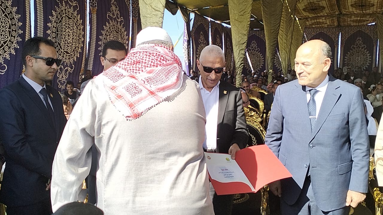 جانب من تسليم العقود جانب من تسليم العقود