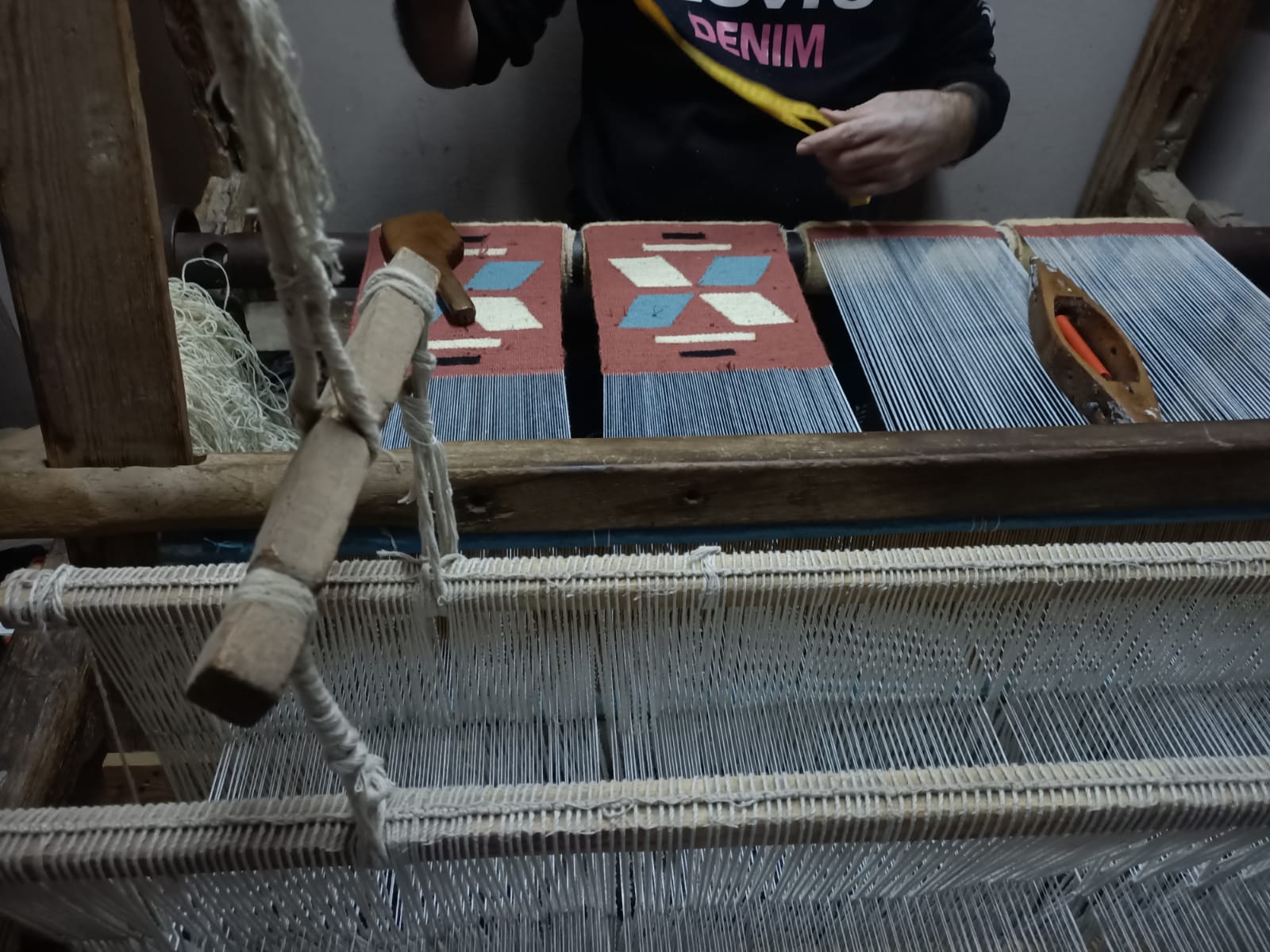 عم حسن أقدم صانعى الكليم اليدوى  (7)