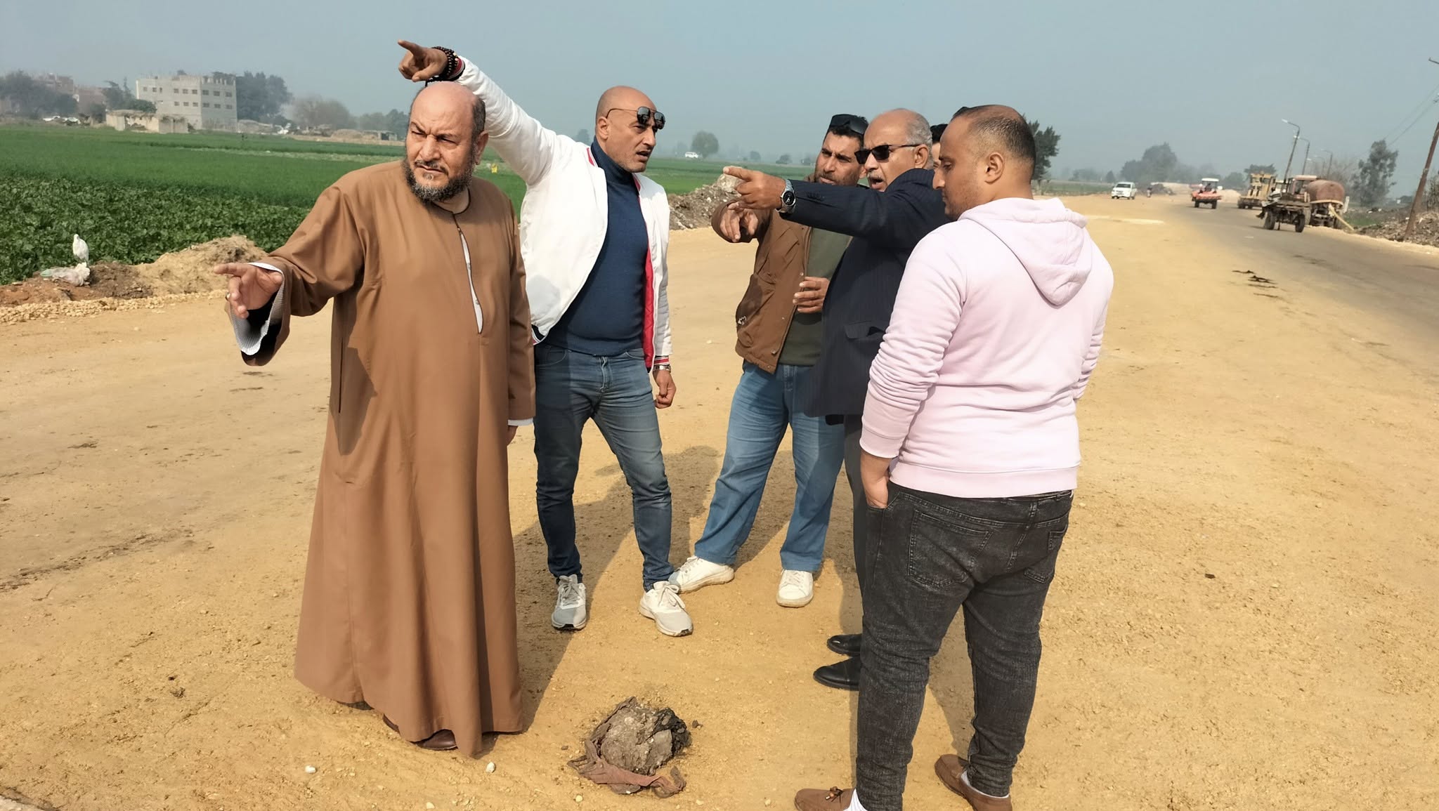 جانب من جولة أحمد حسين رئيس مدينة بسيون وبجواره الكاتب الصحفى محمود الشاذلى (1)