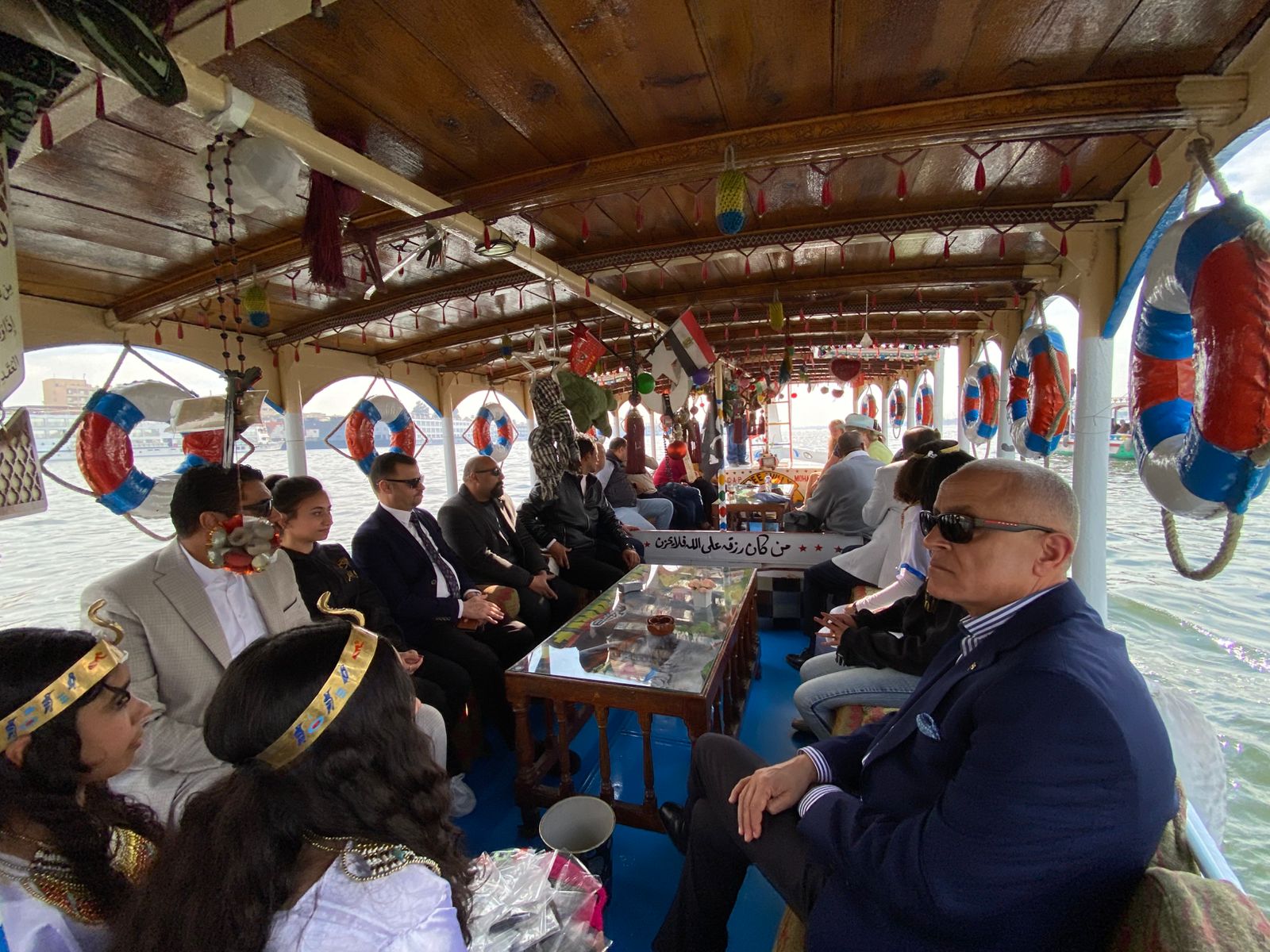 المحافظ ونائبه مع سياح العالم فى المراكب النيلية