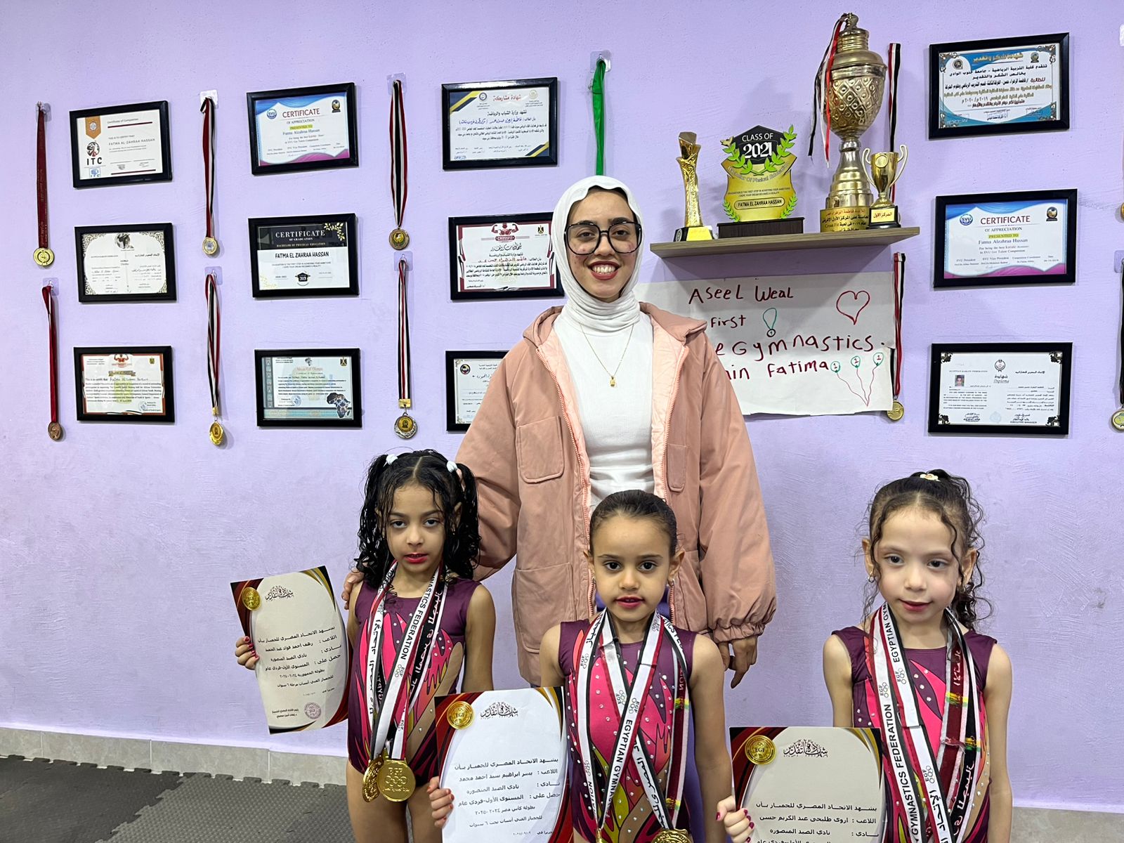 المدربة وسط اللاعبات 