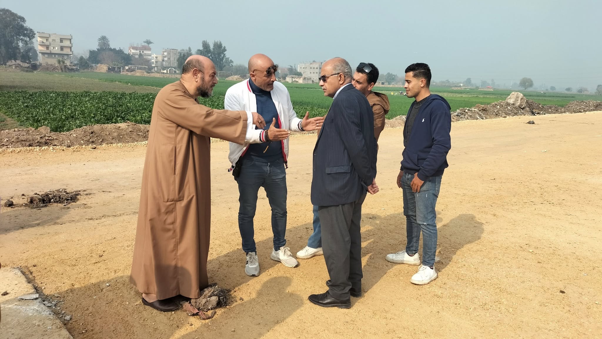 جانب من جولة أحمد حسين رئيس مدينة بسيون وبجواره الكاتب الصحفى محمود الشاذلى (2)
