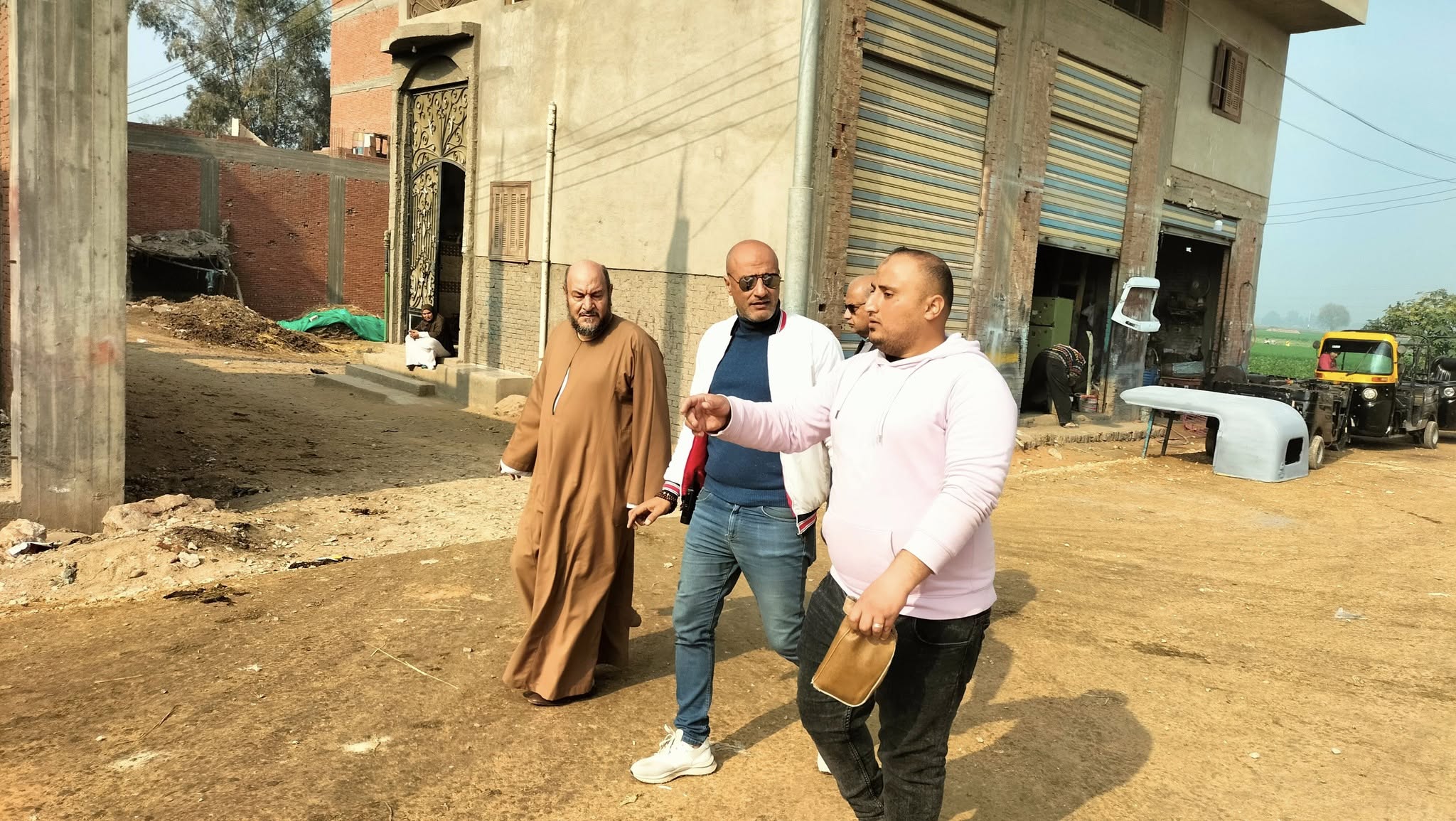 جانب من جولة أحمد حسين رئيس مدينة بسيون وبجواره الكاتب الصحفى محمود الشاذلى (3)