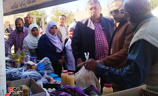 إقبال-كبير-من-المواطنين-على-أسواق-اليوم-الواحد--(5)