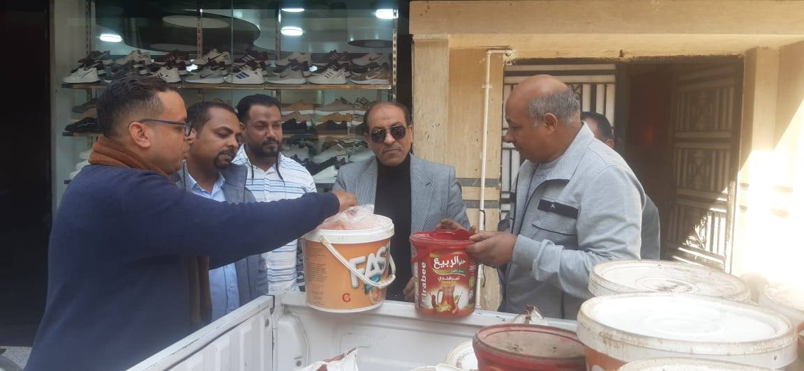 ضبط نصف طن سلع غذائية منتهية الصلاحية قبل طرحها بالأسواق