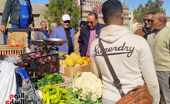 إقبال-كبير-من-المواطنين-على-أسواق-اليوم-الواحد--(6)