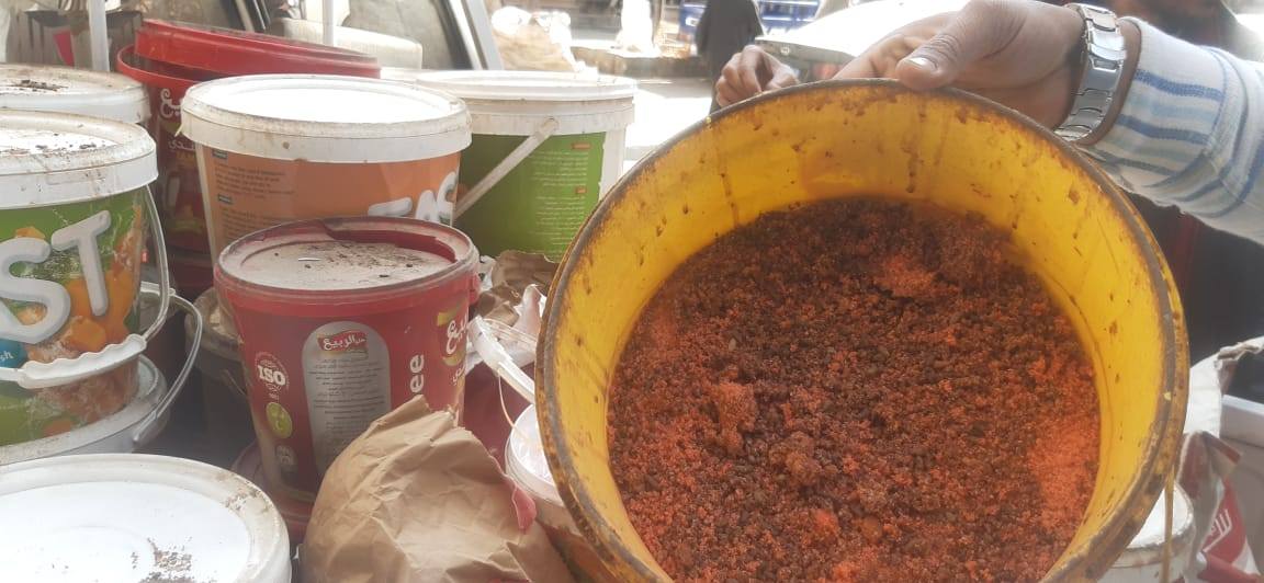 نصف طن سلع غذائية منتهية الصلاحية قبل طرحها بالأسواق