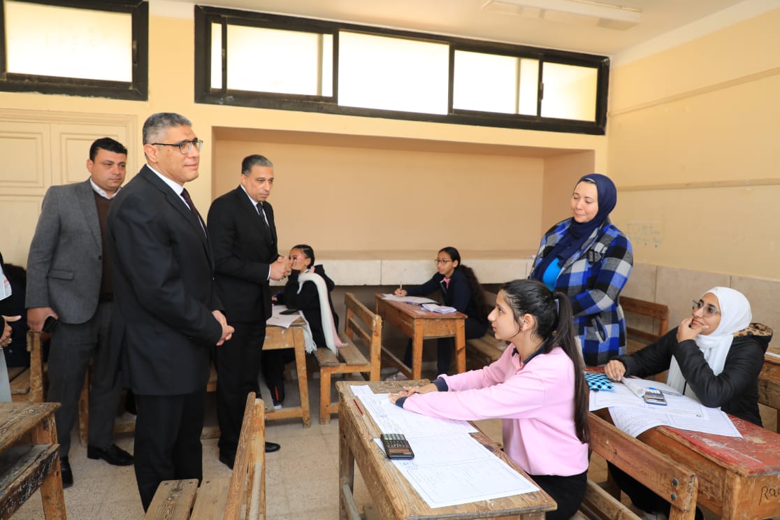 محافظ الجيزة يتفقد لجان امتحانات الشهادة الإعدادية