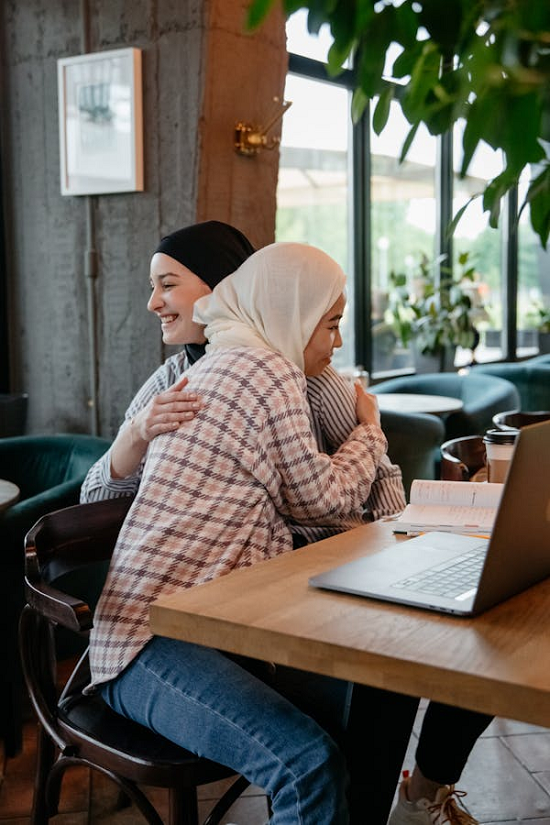 عناق الأصدقاء عناق الأصدقاء