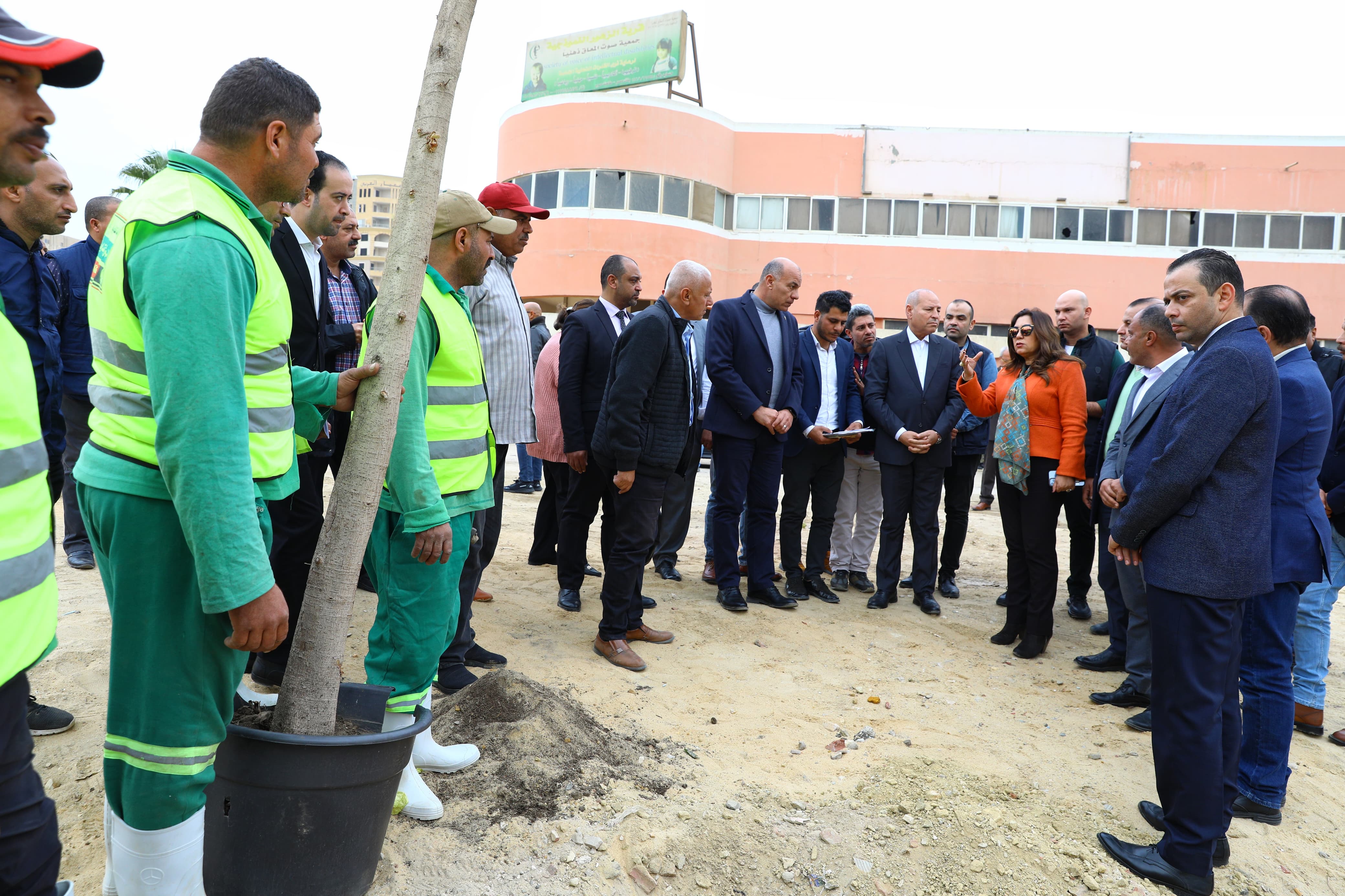 جانب من جولة وزيرة التنمية المحلية ومحافظ القاهرة لتفقد مشروع تشجير الطريق الدائرى