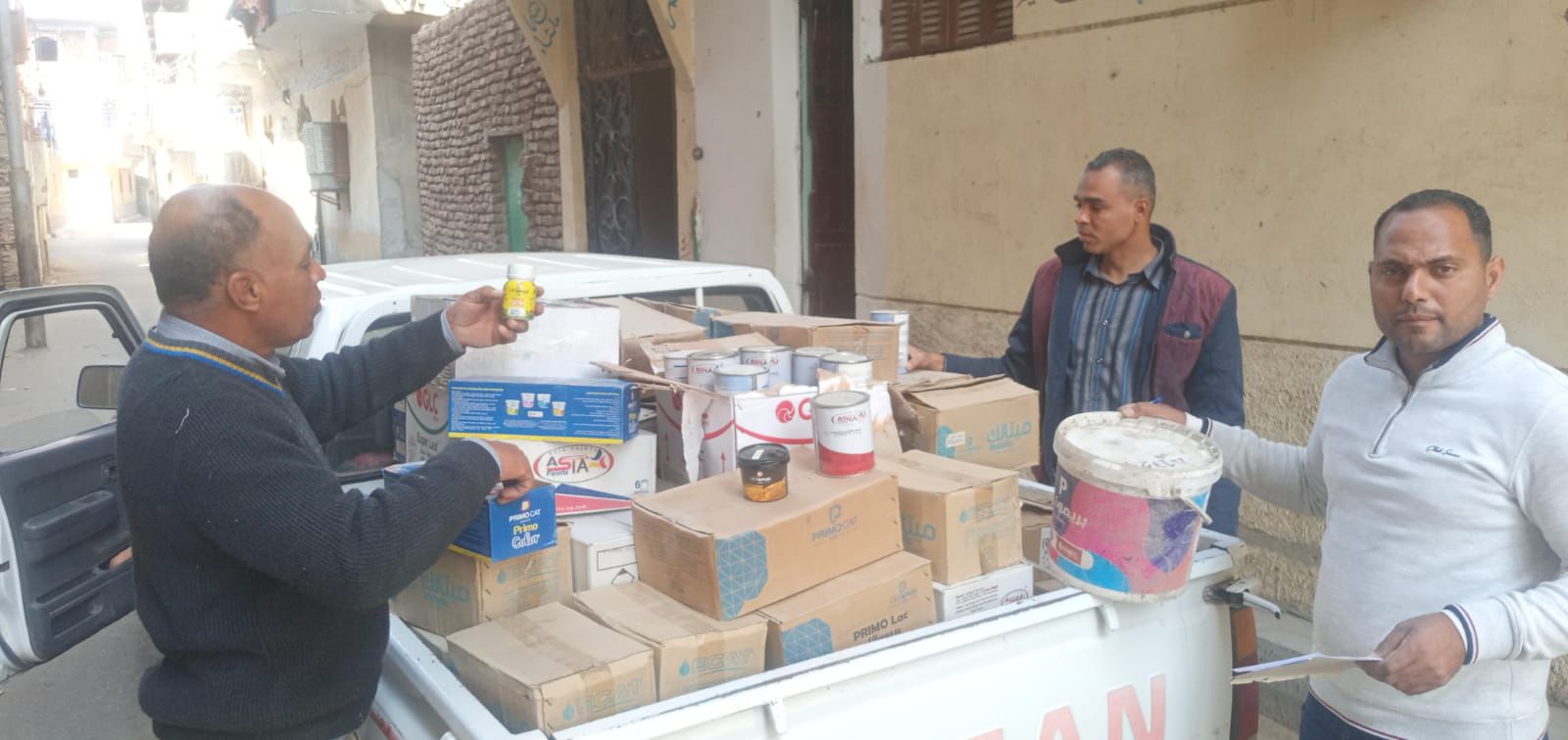 ضبط طن ونصف بويات منتهية الصلاحية بالأقصر