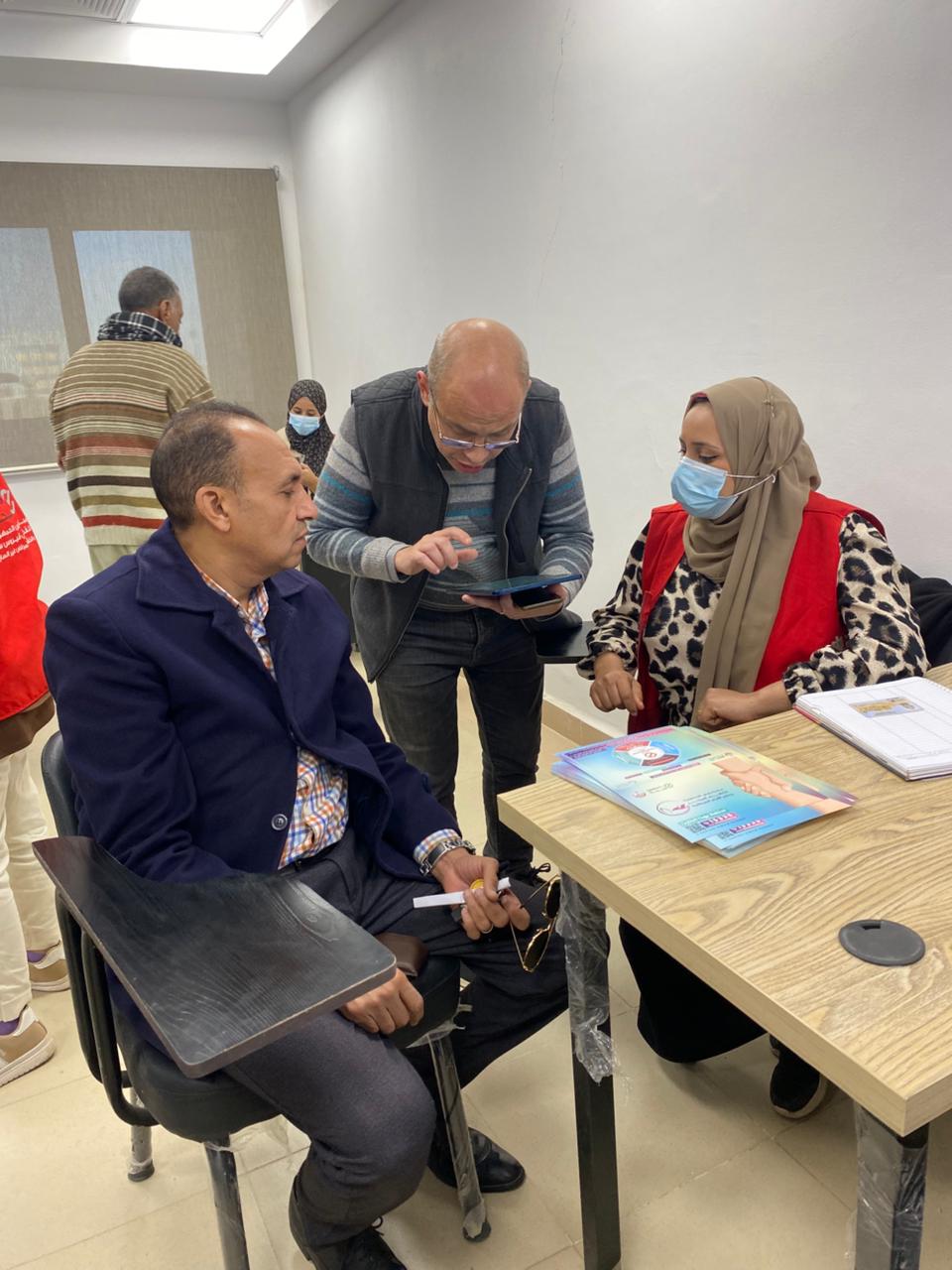 أحد منتسبى الجامعة يتلقى الخدمة 