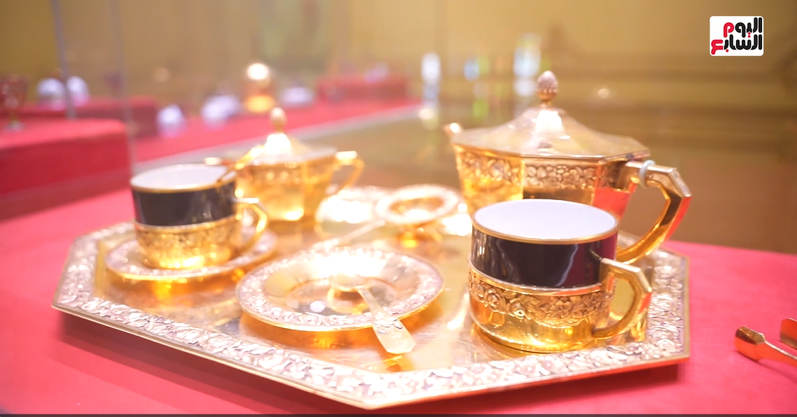 طقم شاي مصنوع من الذهب
