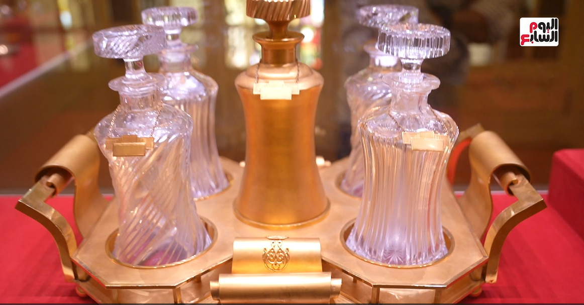 صينية مصنوعة من الذهب