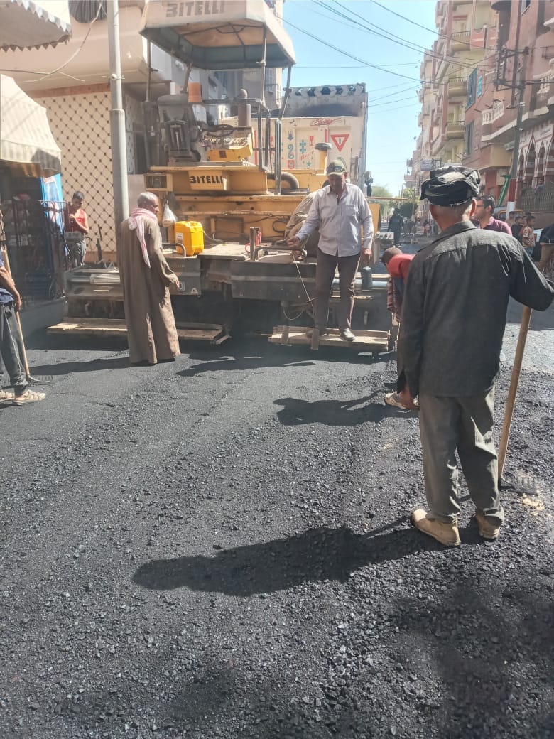 بعض العاملين فى أعمال الرصف بعض العاملين فى أعمال الرصف
