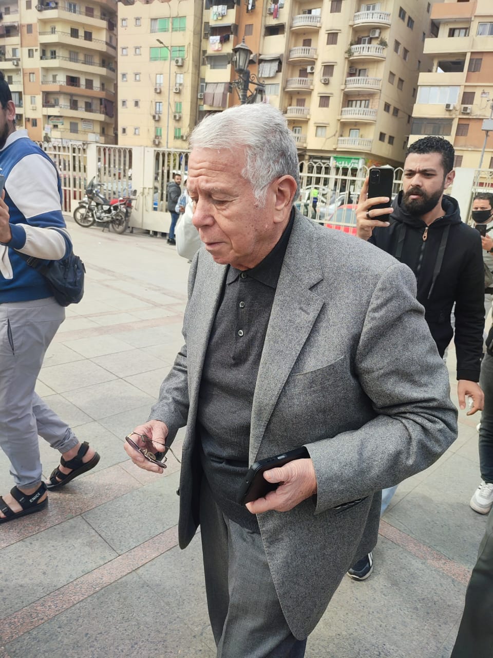 Hassan Hamdi at the funeral of Mimi El-Sherbiny