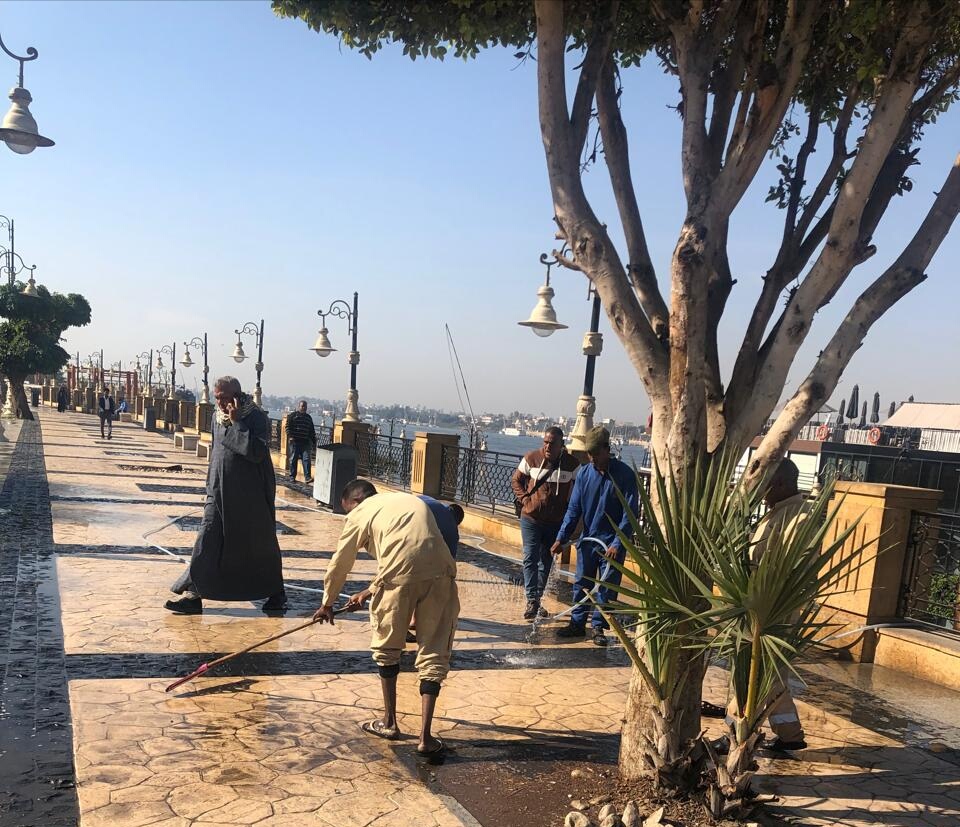 حملات لنظافة وتجميل شارع كورنيش النيل لخدمة الأهالى والسياح