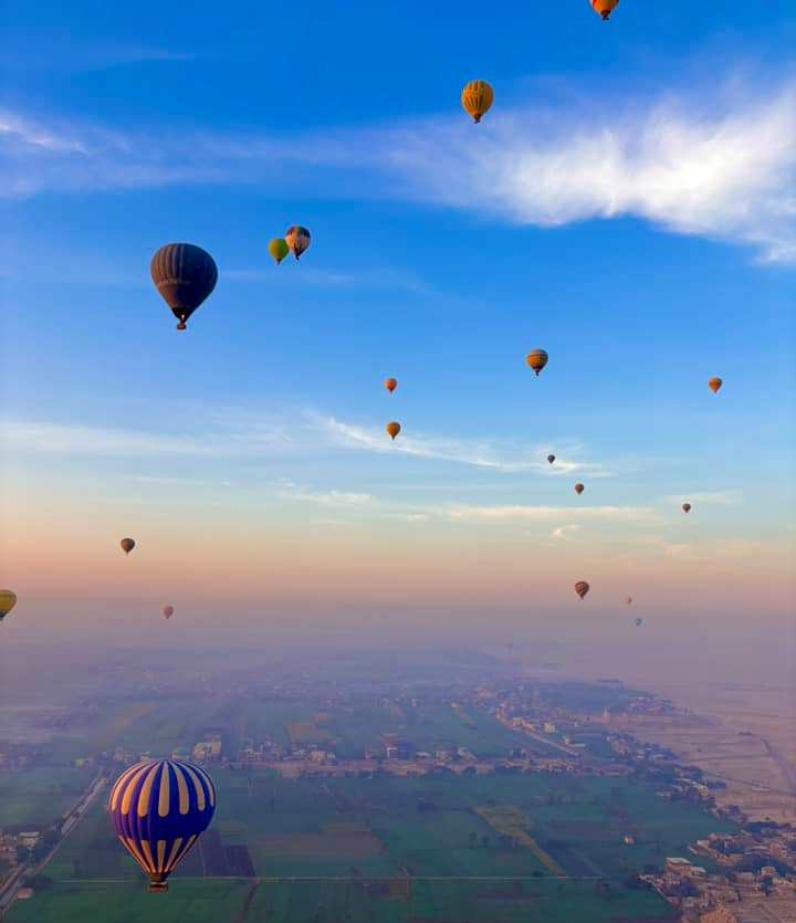 جانب من تحليق البالونات الطائرة غرب الأقصر