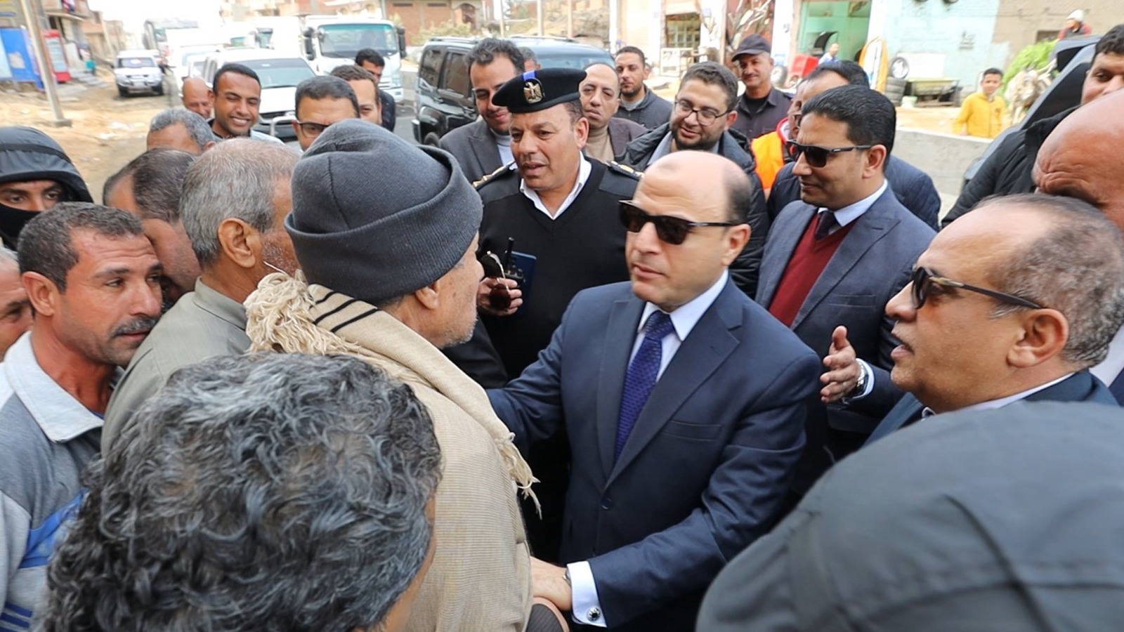 جانب من لقاء المحافظ بالمواطنين