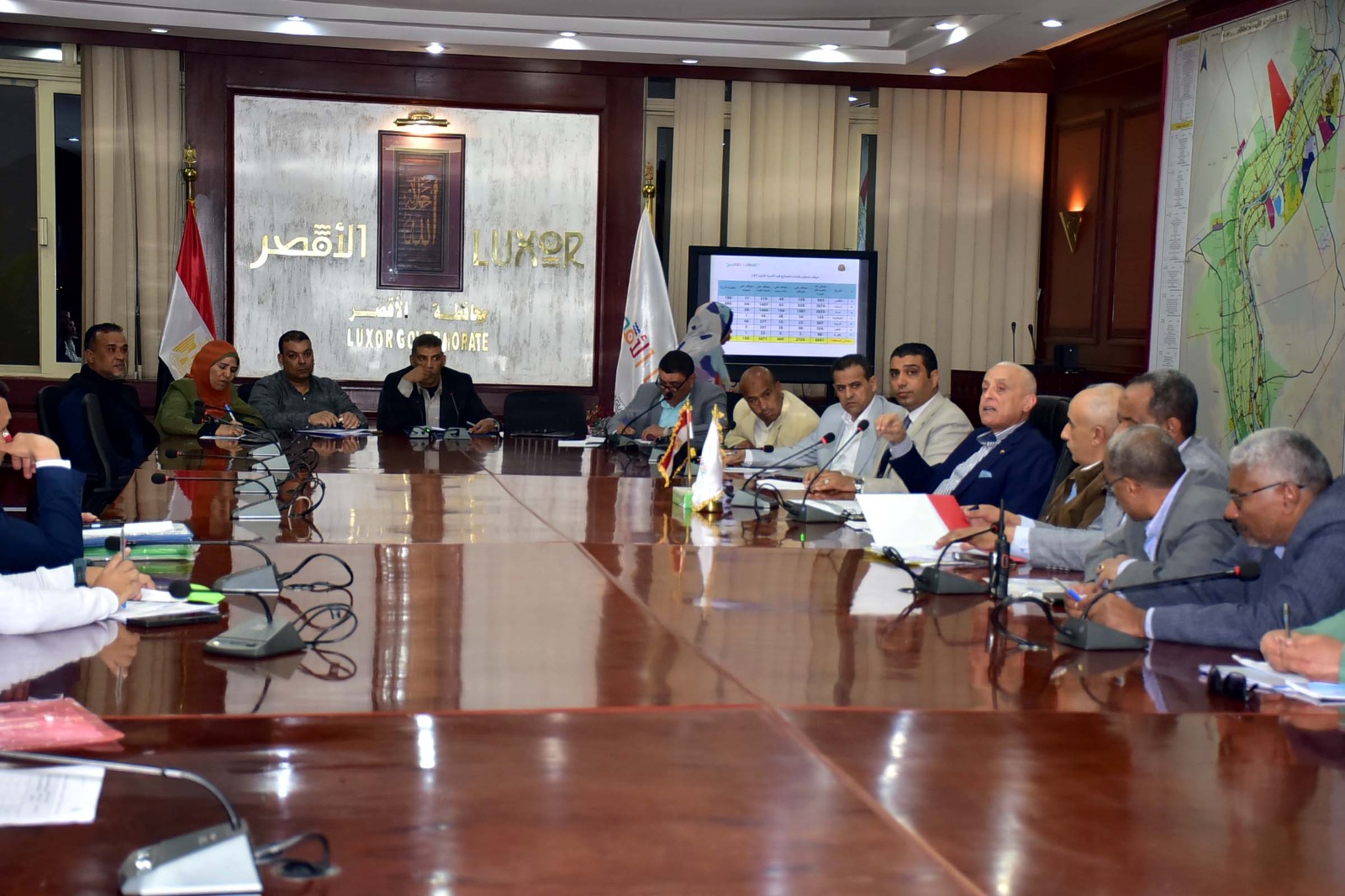 محافظ الأقصر يناقش عمل اللجان الفنية في ملفات التصالح