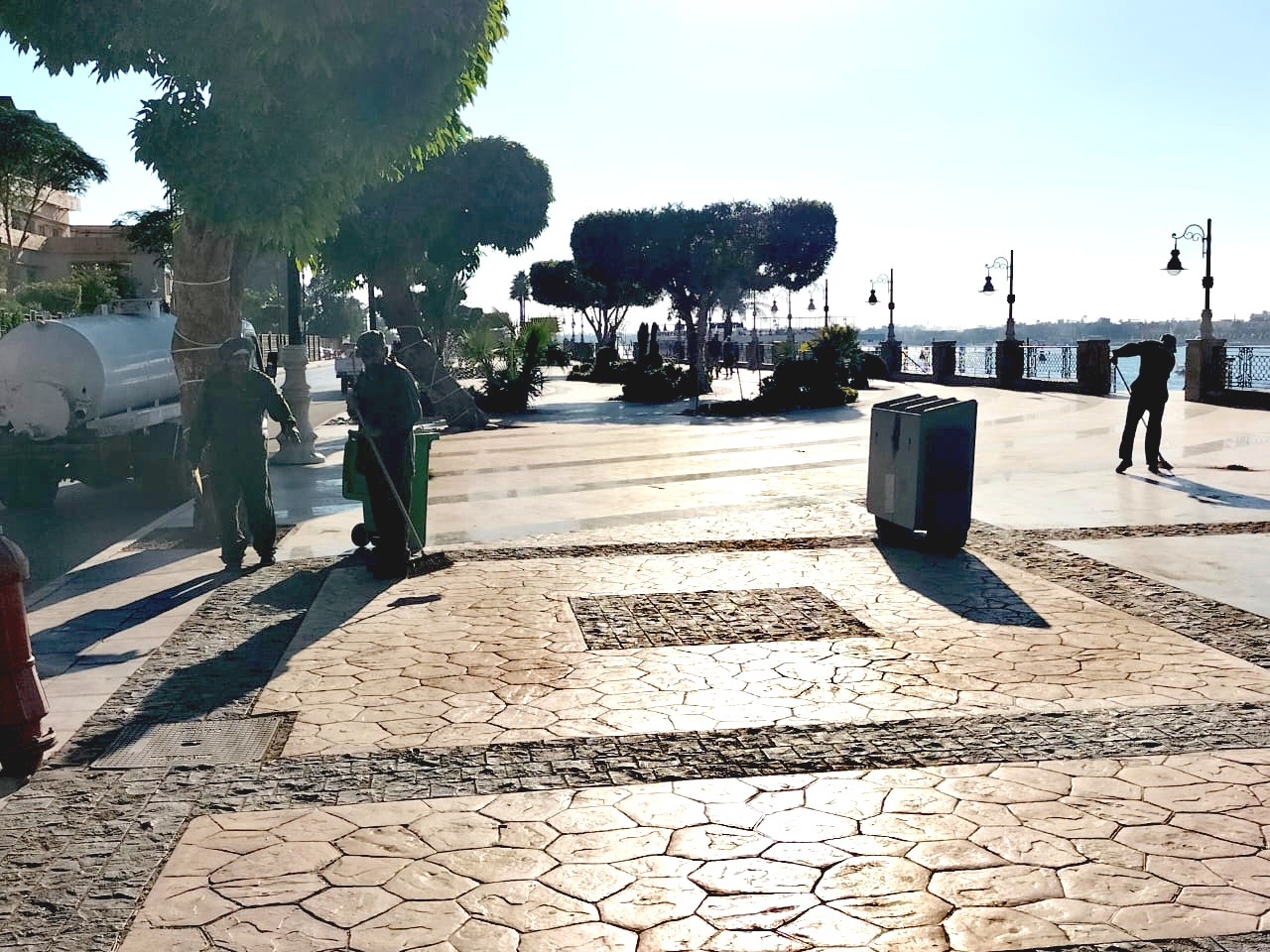 رئيس مدينة الأقصر يتابع حملات لنظافة وتجميل شارع كورنيش النيل