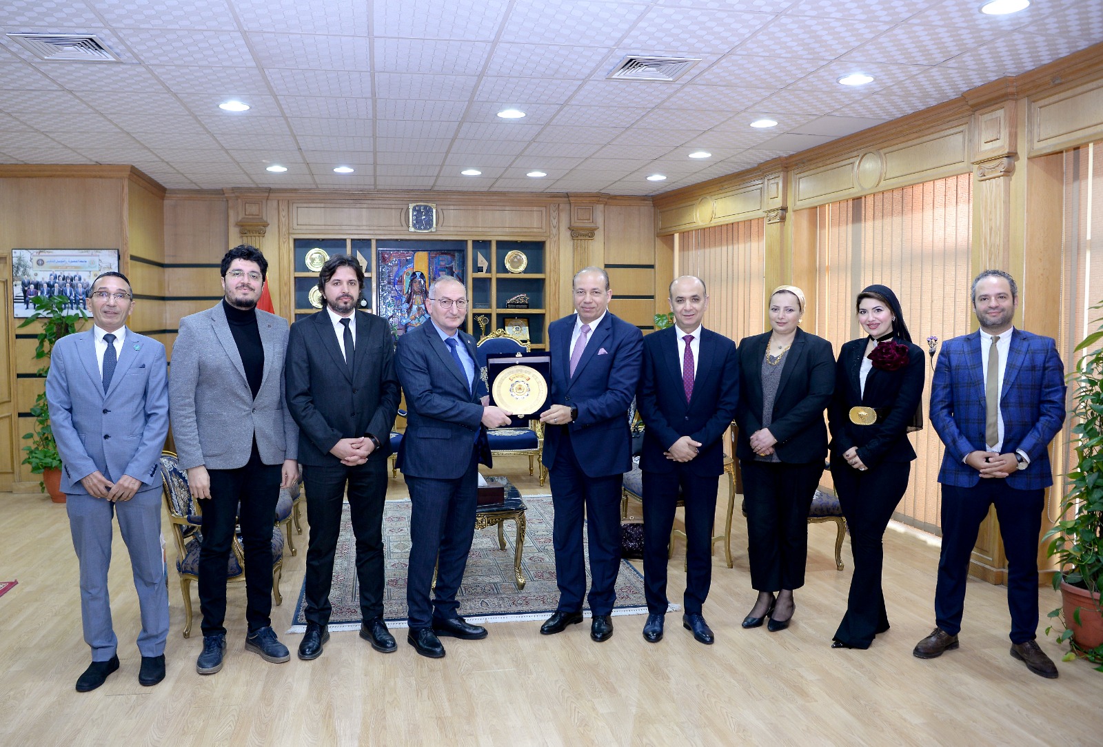 اهداء درع جامعة المنصورة للوفد التركي اهداء درع جامعة المنصورة للوفد التركي