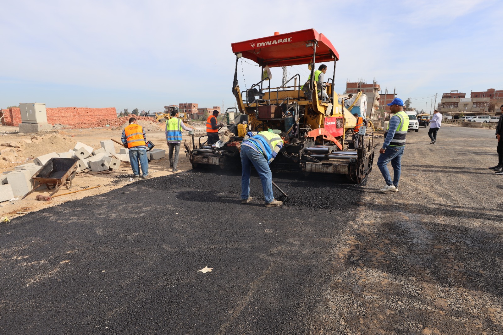 رصف الطريق المححوري بأبو عمر