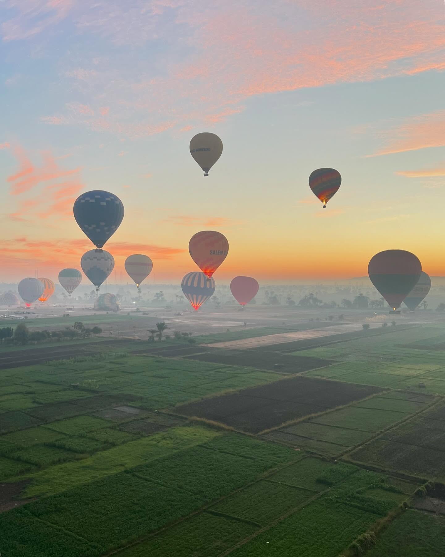 مشهد بديع لتحليق رحلات البالون الطائر بالأقصر