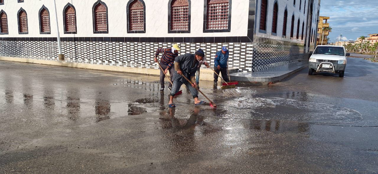 كنس الشوارع ورفع مياه الأمطار بمصيف بلطيم