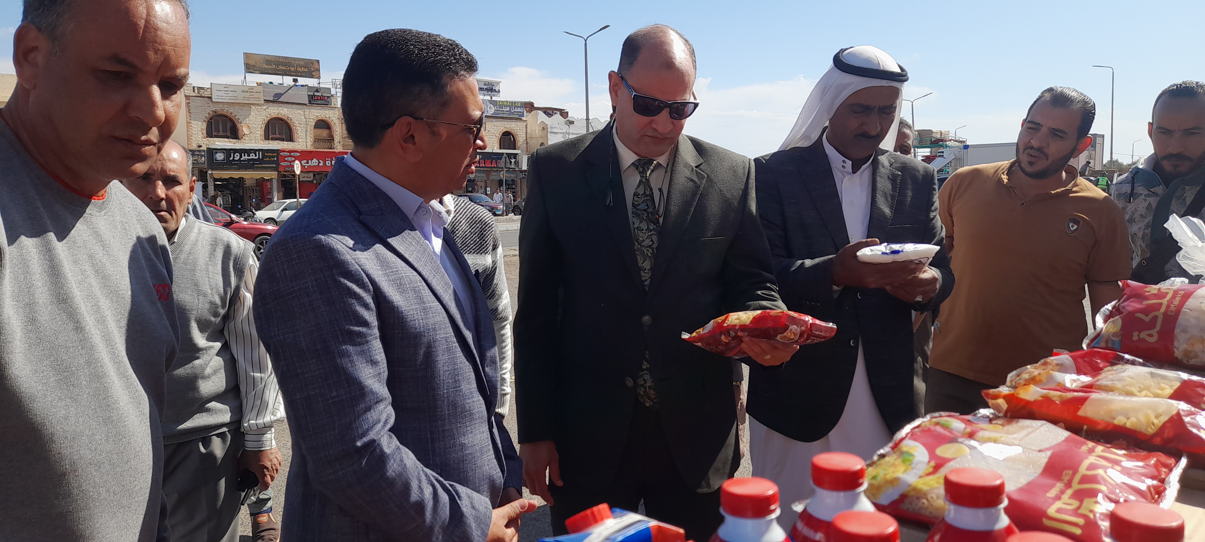 رئيس مدينة دهب أثناء تفقد السوق اليوم الواحد رئيس مدينة دهب أثناء تفقد السوق اليوم الواحد