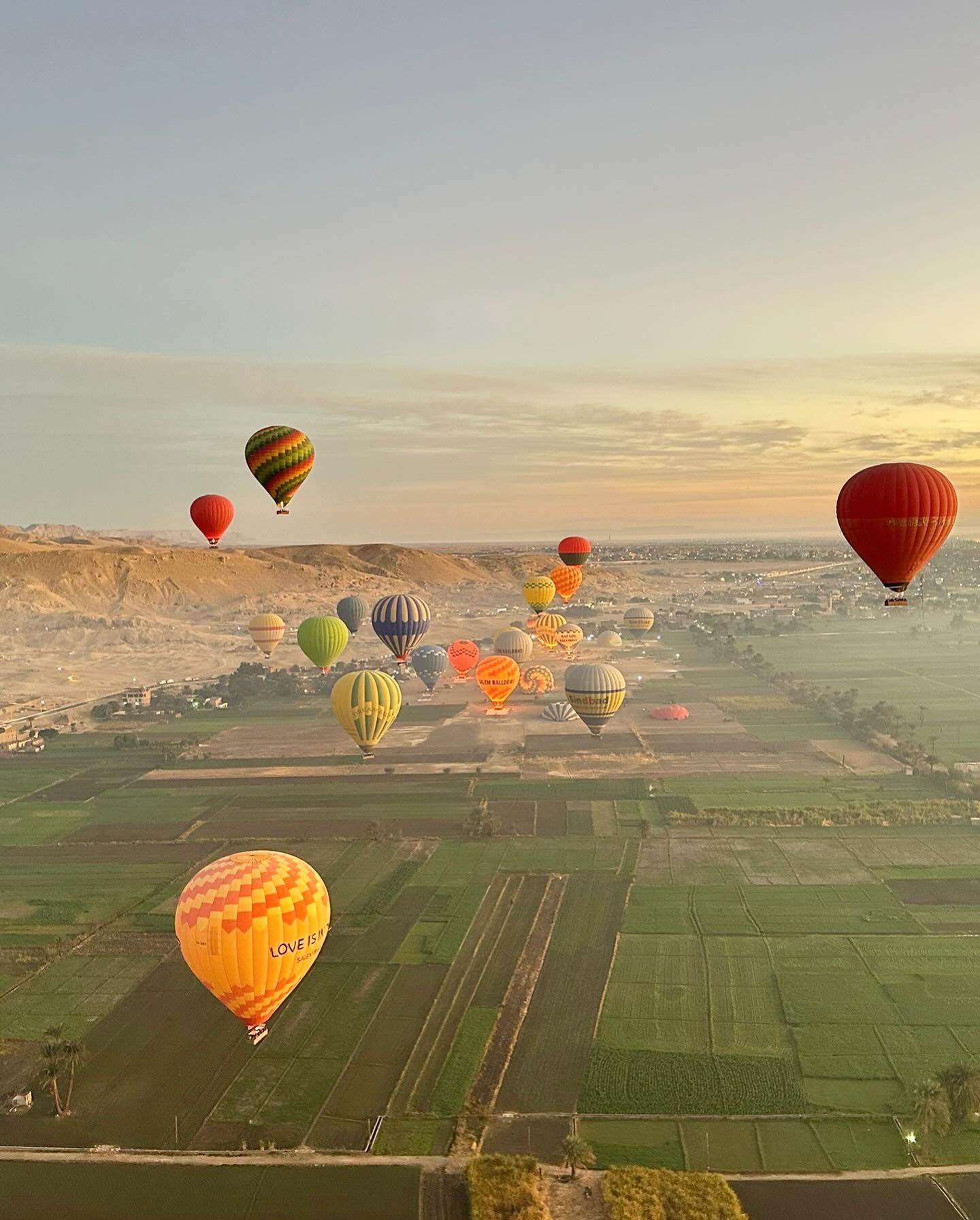 مشهد ساحر لتحليق رحلات البالون الطائر بالأقصر