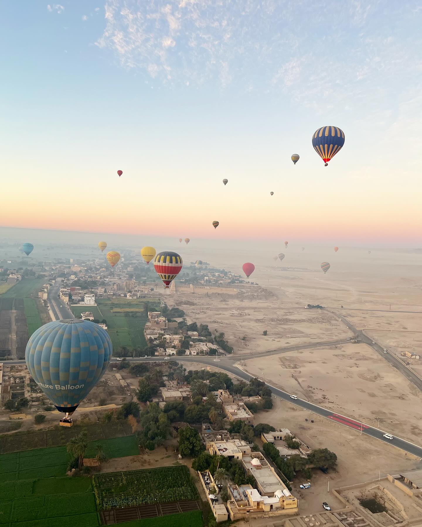 صورة بديعة فى سماء الأقصر لتحليق رحلات البالون الطائر بالأقصر