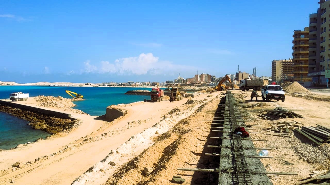 مدينة مرسى مطروح تتجمل.. التوسع في أعمال التطوير الحضاري لجعلها في مصاف المدن السياحية العالمية.. تطوير الكورنيش يسير بخطى متسارعة.. وإحلال وتطوير كوبري روميل وإنشاء ممشى زجاجي .. صور - اليوم السابع