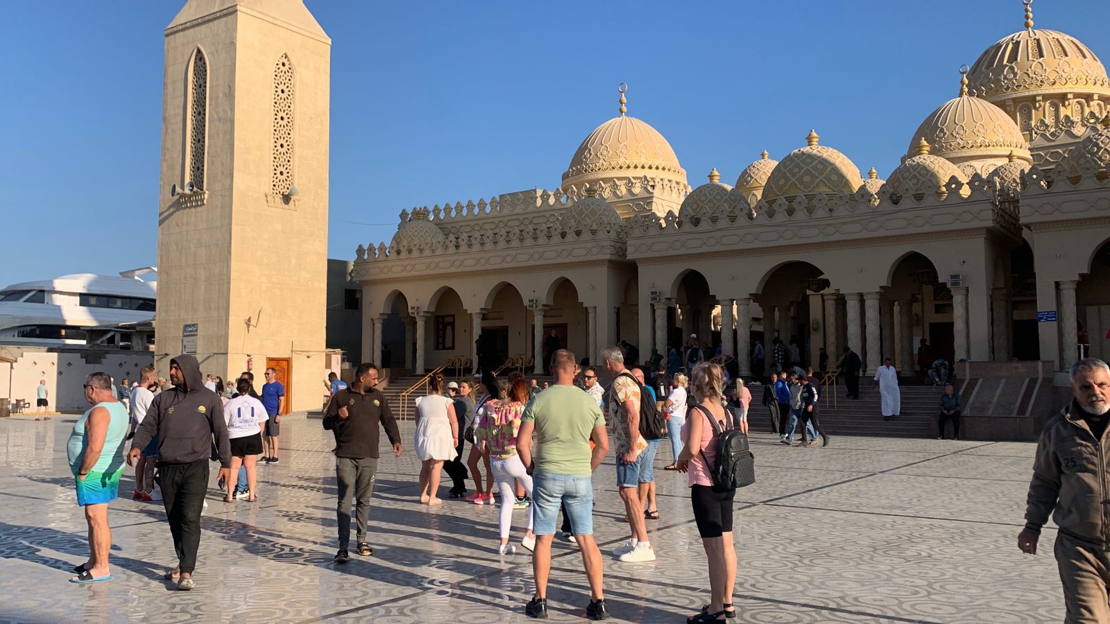 سياح من كل دول العالم يزورون مسجد الميناء