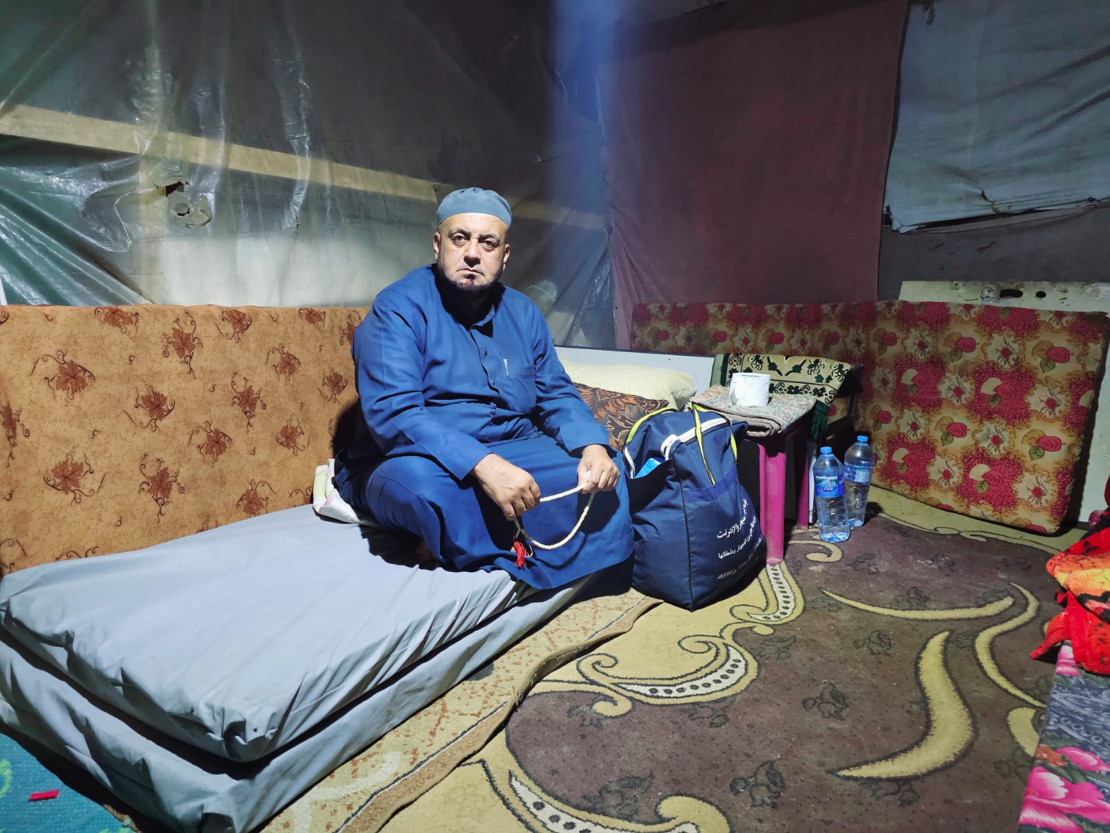 في خيمة نزوحه في خيمة نزوحه