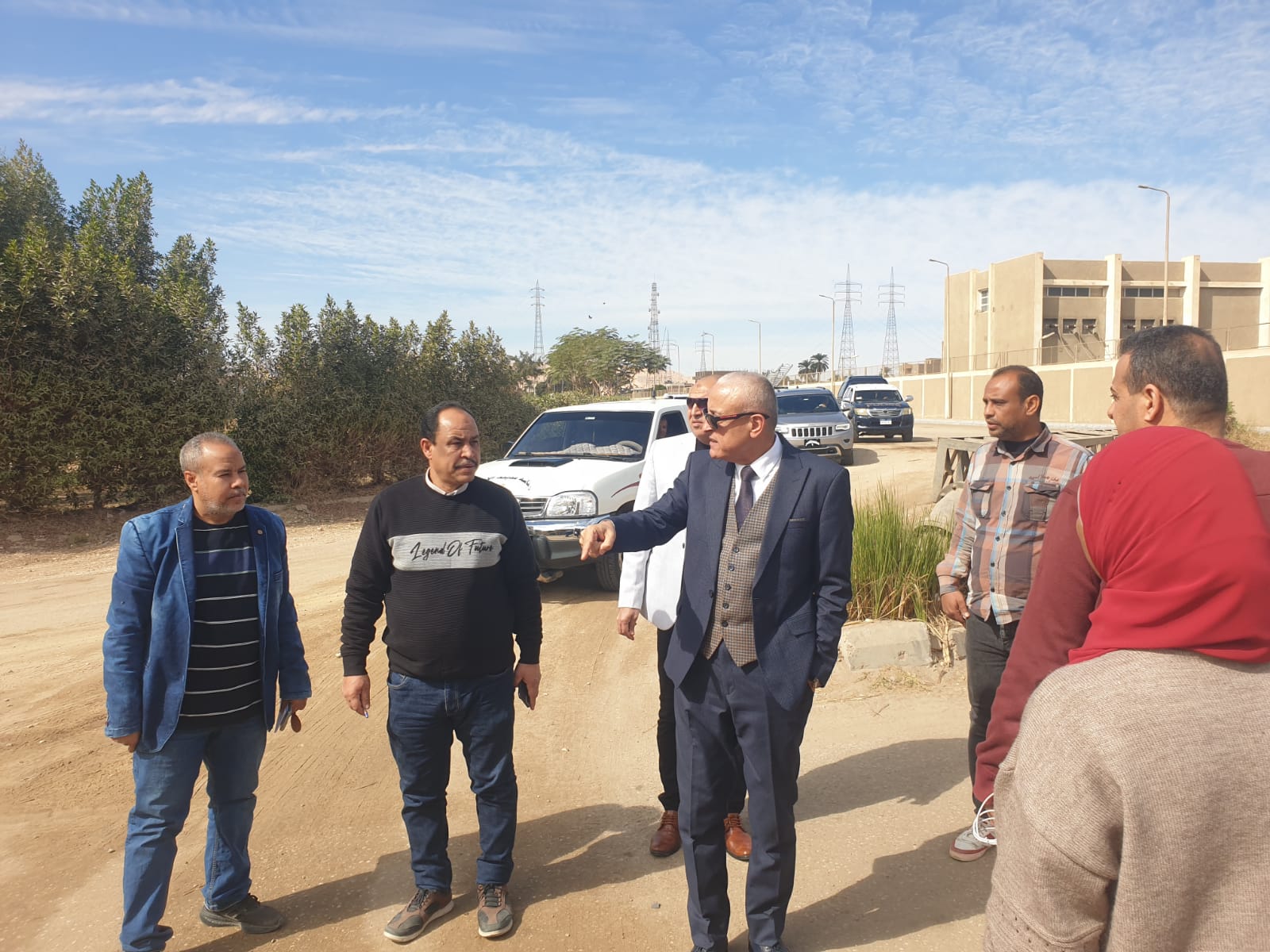 جولات محافظ الأقصر لمتابعة مسارات الكابلات الكهربائية