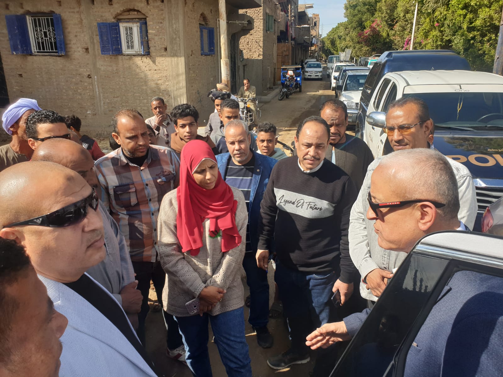 لقاء المحافظ مع المواطنين لبحث مشكلاتهم خلال جولته
