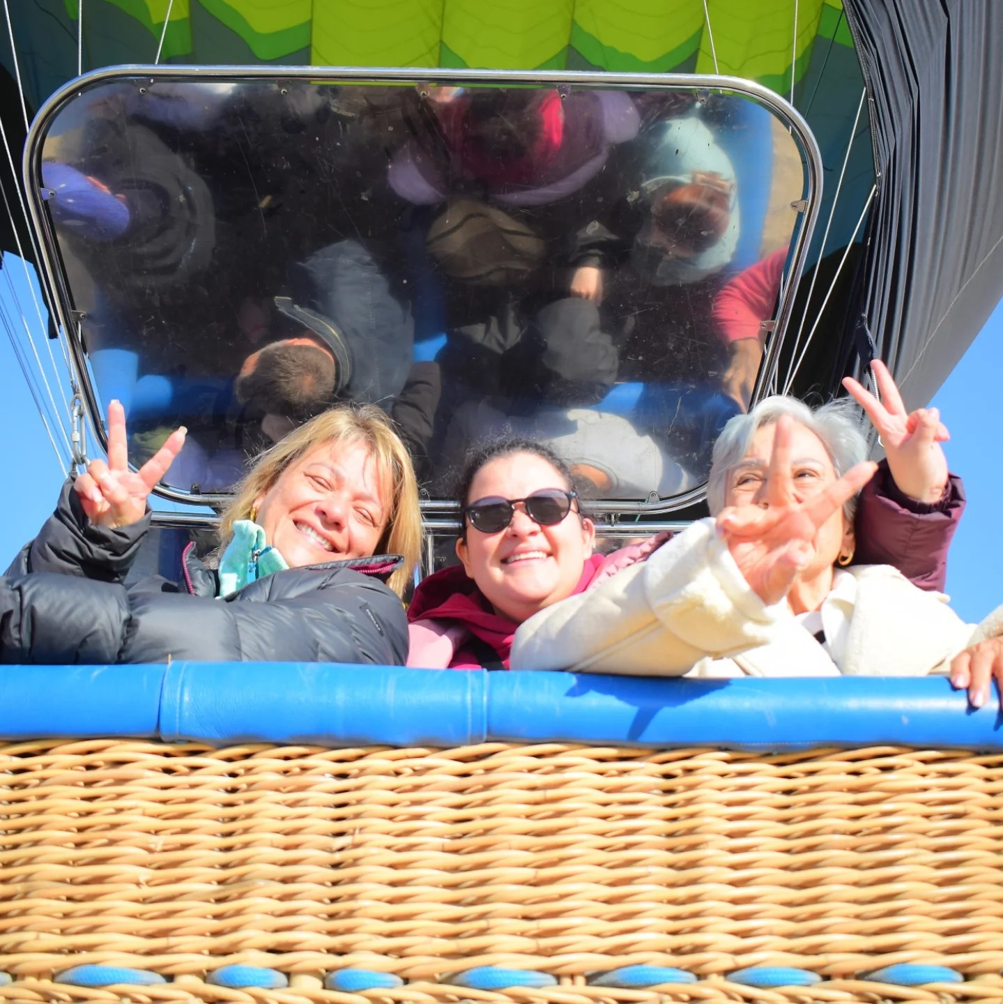 سعادة السائحين على متن رحلات البالون الطائر