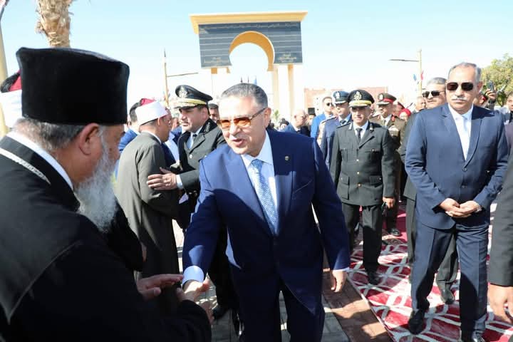 المحافظ يهنأ احد قيادات الكنيسة بالعيد القومى