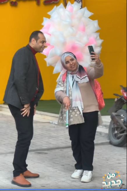 المهندسة آية بائعة غزل البنات مع الزميل أحمد إسماعيل