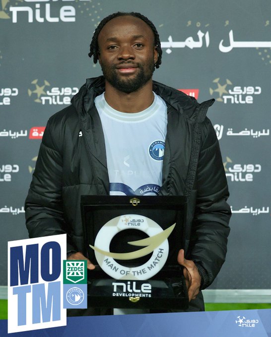 فيستون مايللى مع جائزة أفضل لاعب فى مباراة بيراميدز وزد فيستون مايللى مع جائزة أفضل لاعب فى مباراة بيراميدز وزد