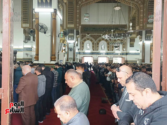 جانب-من-أداء-صلاة-الجنازة