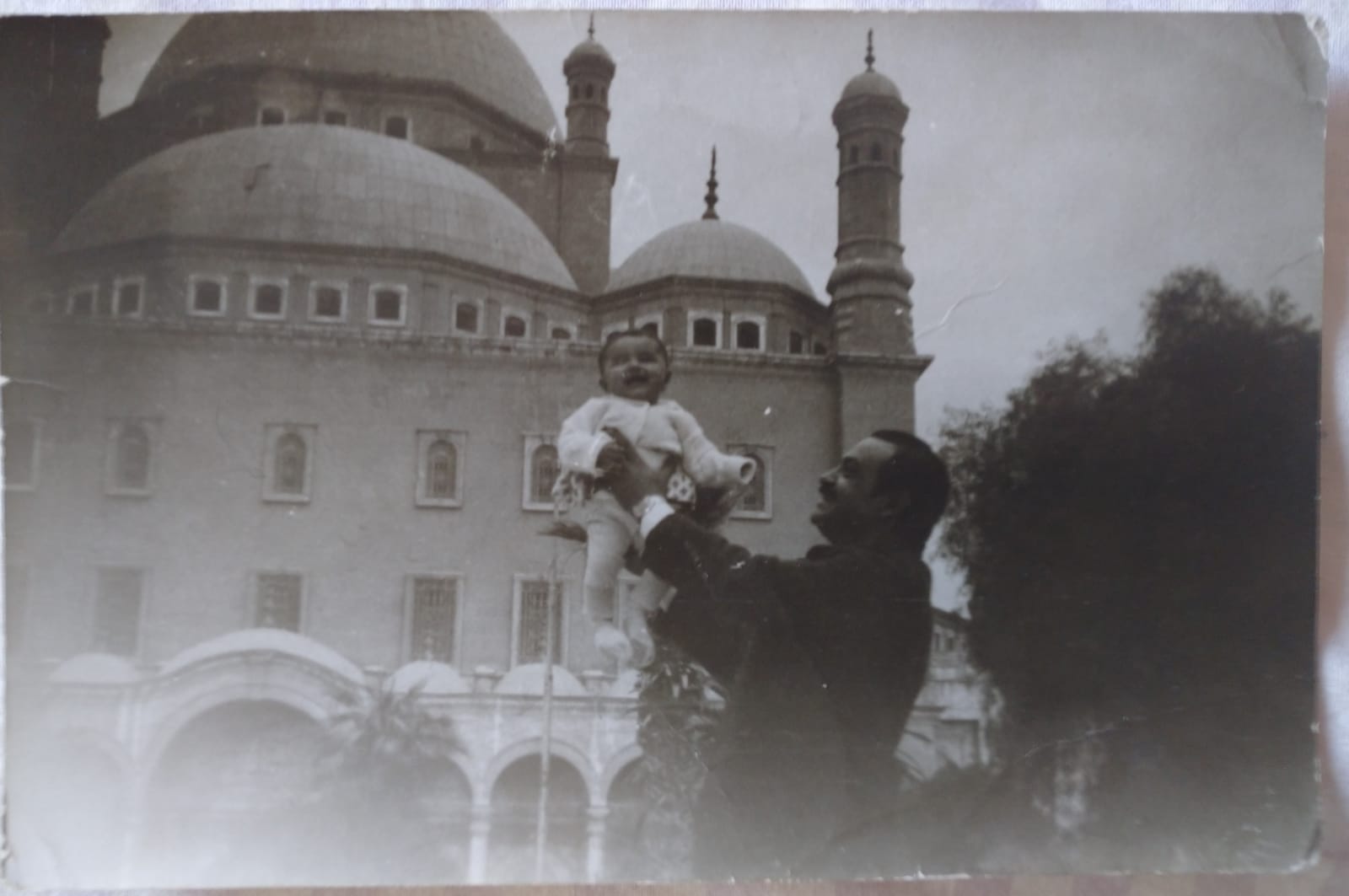 هبة بين يدى والدها