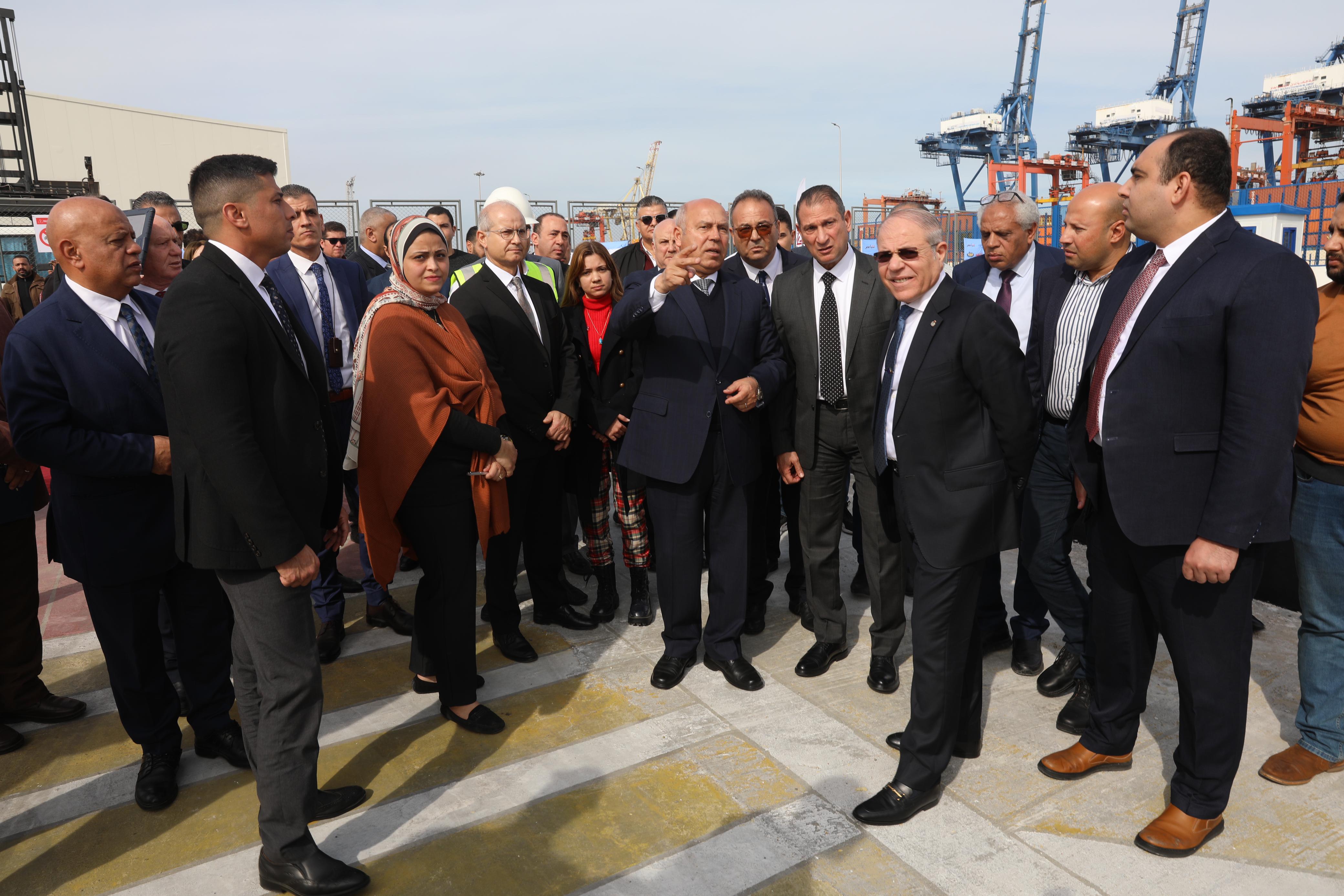 وزير النقل يتفقد التشغيل التجريبي لمحطة شحن القطارات بالحاويات فى ميناء الإسكندرية وزير النقل يتفقد التشغيل التجريبي لمحطة شحن القطارات بالحاويات فى ميناء الإسكندرية