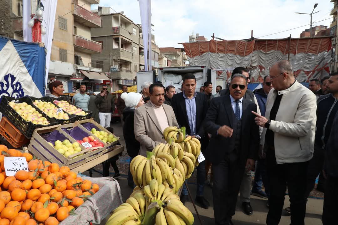 محافظ الشرقية يتفقد معرض  السوق الواحد