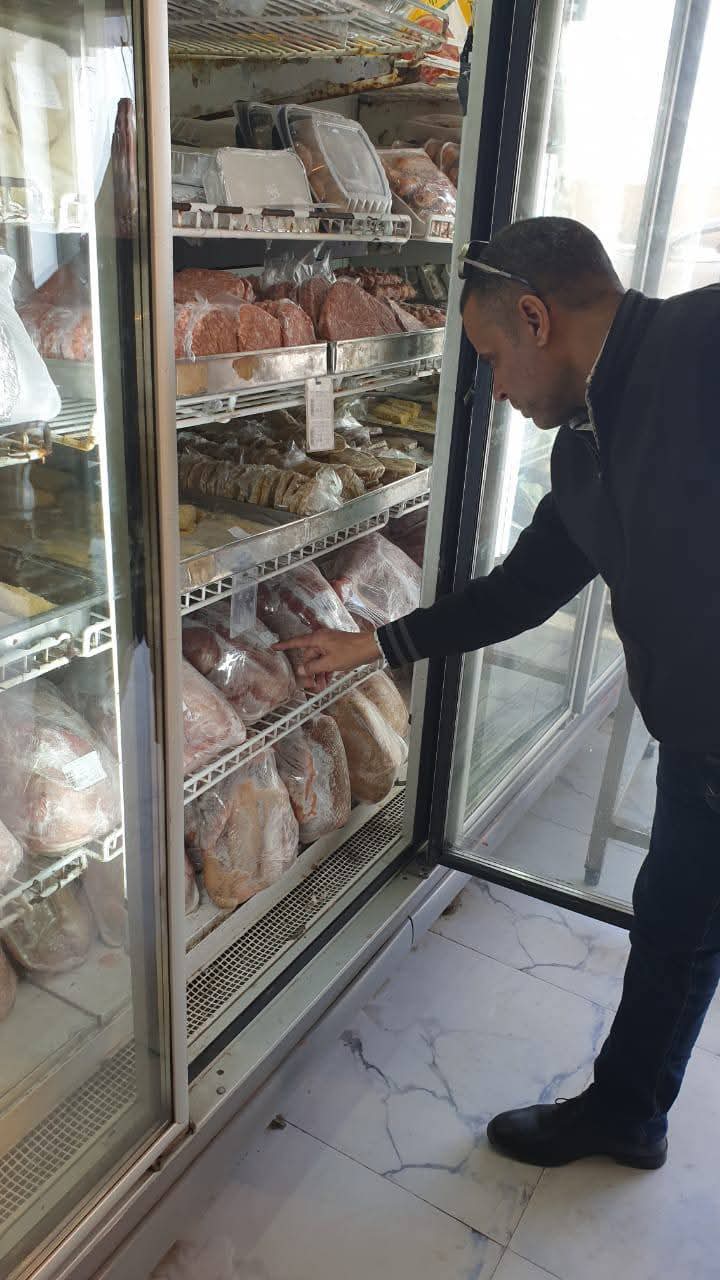 ضبط مقطعات لحوم وهياكل دواجن فاسدة